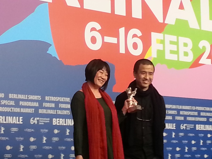 Ours d'argent pour la meilleure cinématographie: Zeng Jian (absent)  pour Tui Na de Lou Ye (à droite et la productrice du film a gauche), Chine © Malik Berkati