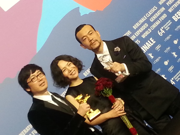Ours d'or pour le meilleur film Bai Ri Yan Huo de Diao Yinan (à gauche), au centre la productrice du film, à droire Ours d'argent du meilleur acteur Liao Fan, Chine. © Malik Berkati