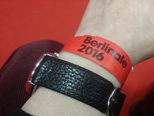 Preuve que je suis bien rentré à nouveau dans le Berlinale Palast avec ce bracelet de réadmission. © Malik Berkati